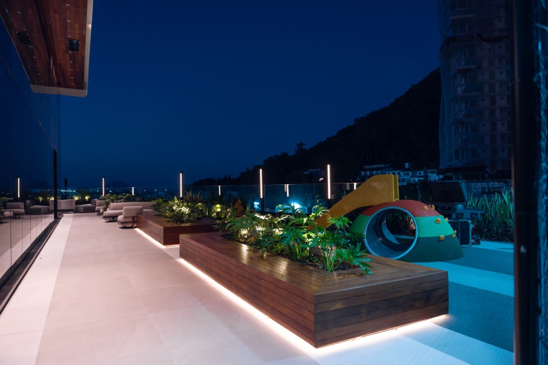 Terraço externo do Vista Mare com estruturas de madeira e guarda corpo