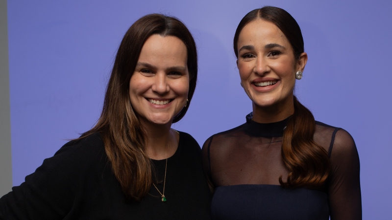 Alexandra Casoni posa ao lado de uma mulher durante encontro empresarial