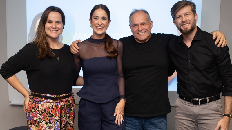Alexandra Casoni ao lado do marido e de outros dois convidados em encontro social.