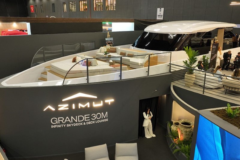 Mockup em escala real do Azimut Grande 30 Metri no estande da marca