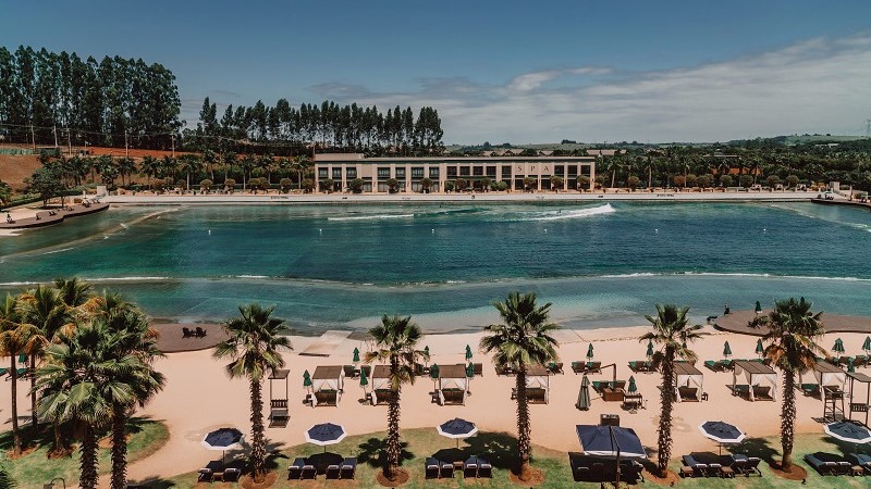 Piscina do Boa Vista Surf Lodge com área de praia artificial