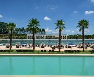 Piscinas do Boa Vista Surf Lodge cercadas por palmeiras