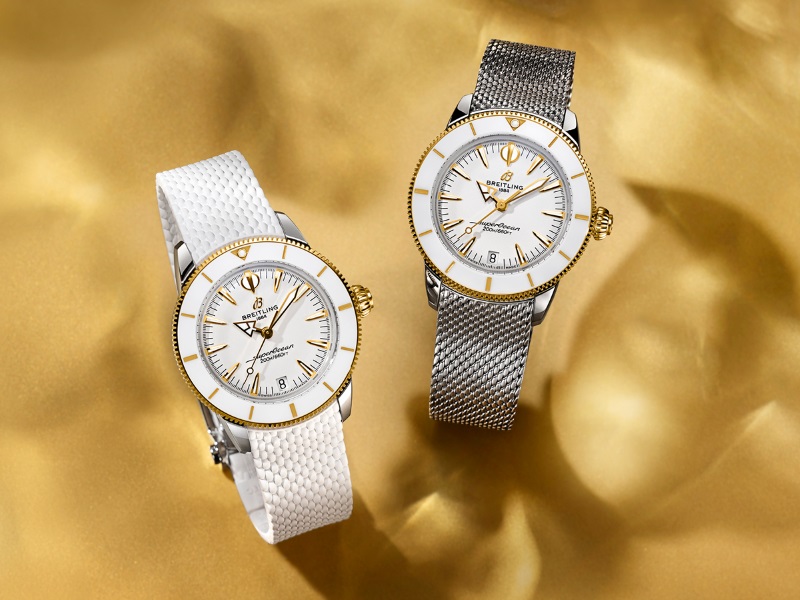 Dois relógios Breitling Superocean Heritage 36, um com pulseira branca e outro com pulseira metálica