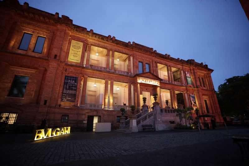 Fachada da Pinacoteca de São Paulo à noite durante evento da Bvlgari