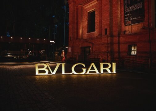 Letreiro luminoso BVLGARI no piso, na área externa da Pinacoteca de São Paulo à noite