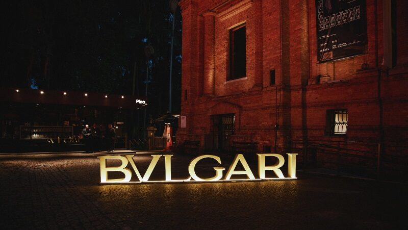Letreiro luminoso BVLGARI no piso, na área externa da Pinacoteca de São Paulo à noite