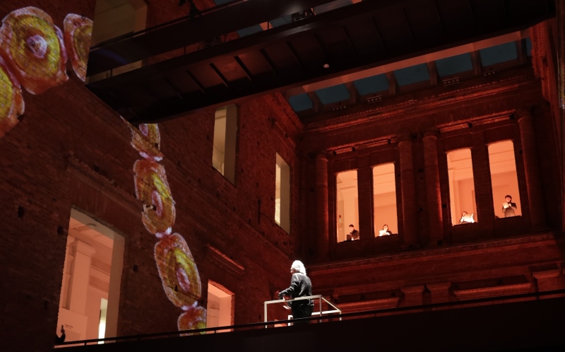 Projeção da obra digital Serpenti, de Gabriel Massan, na parede, com João Carlos Martins ao centro