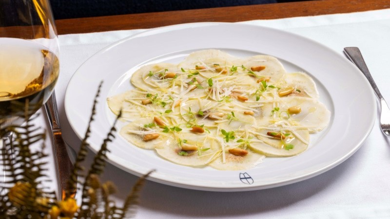 Carpaccio de alcachofra com pecorino e pinoli