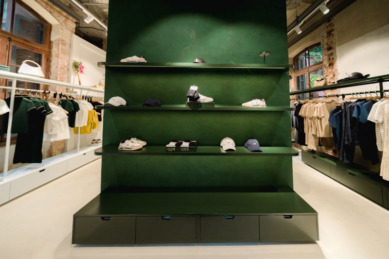 Expositor verde com tênis Lacoste na Mata Lab