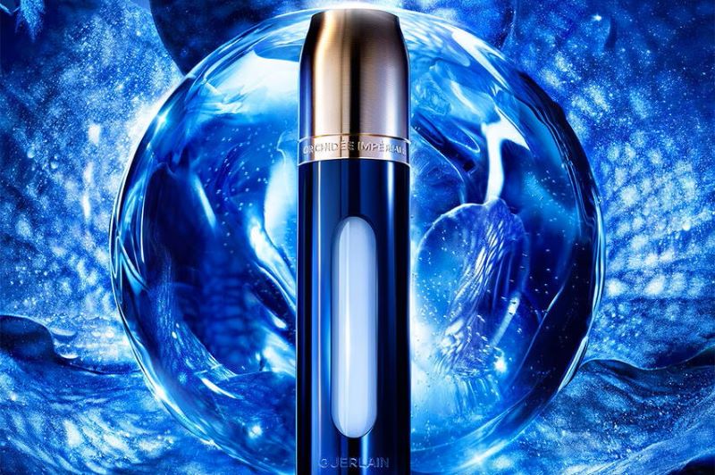 Concentrado da Longevidade Orchidée Impériale da Guerlain sobre fundo azul em tons escuros
