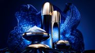 Produtos Guerlain Orchidée Impériale Concentrado da Longevidade em diferentes embalagens, sobre fundo azul