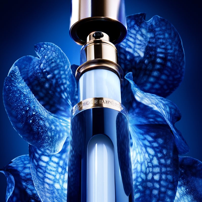Embalagem centralizada do Concentrado da Longevidade Orchidée Impériale sobre fundo azul
