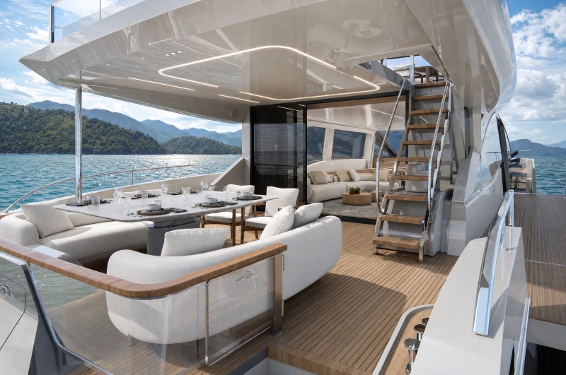Cockpit da Intermarine 25M com sofá e área social na popa