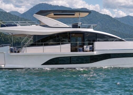 Intermarine 25M vista lateral no mar com ilha ao fundo
