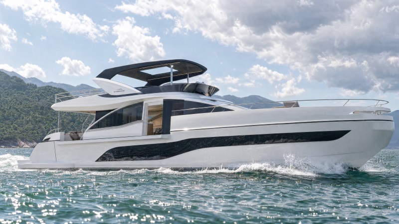 Intermarine 25M em navegação com áreas externas voltadas ao mar