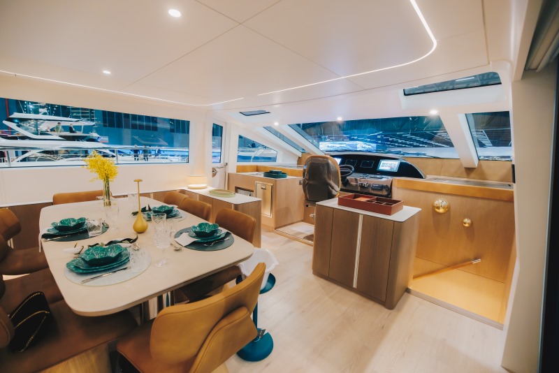 Salão frontal da Intermarine com mesa de refeições