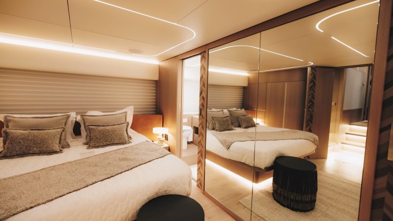Suíte de embarcação Intermarine com cama e armario