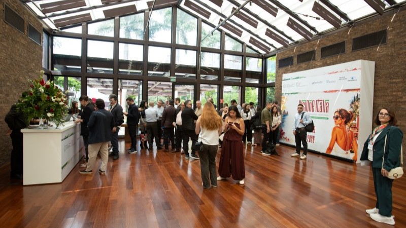Vista da entrada e do credenciamento de participantes do Italian Eyewear Exhibition na Casa Fasano.