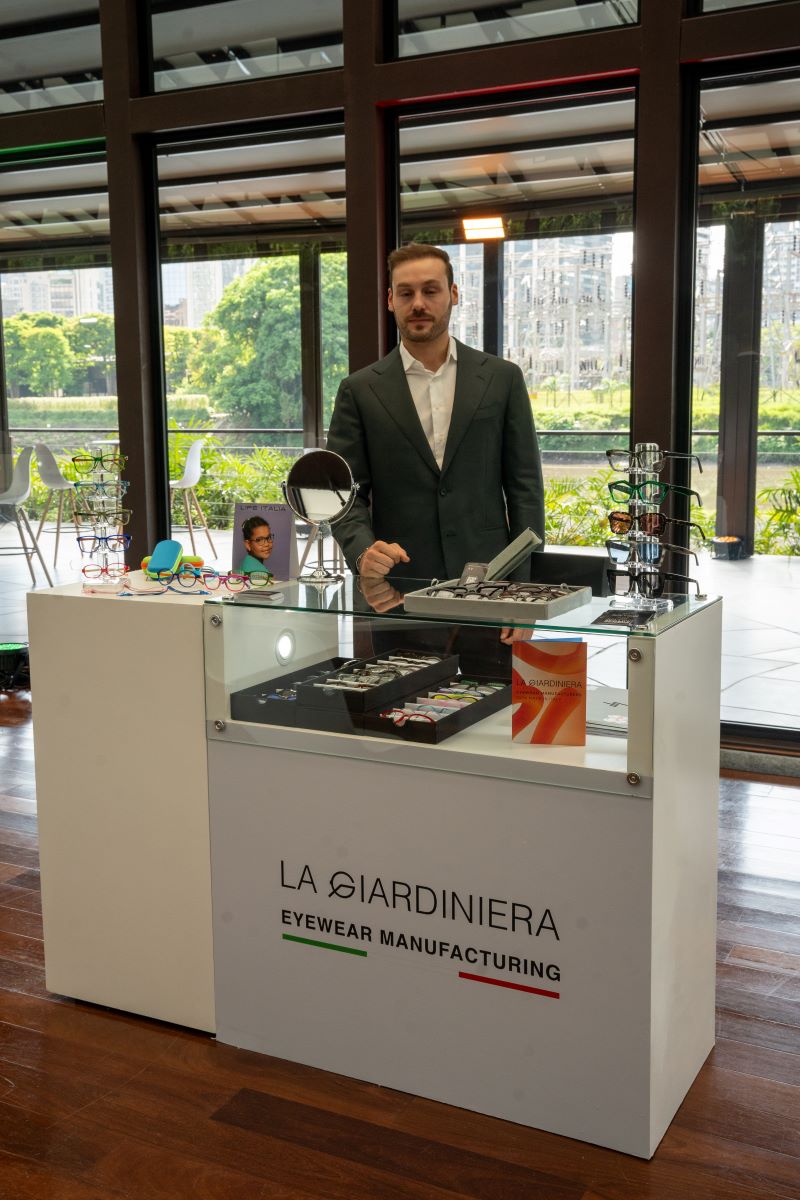 Expositor da empresa La Giardiniera durante o Italian Eyewear Exhibition