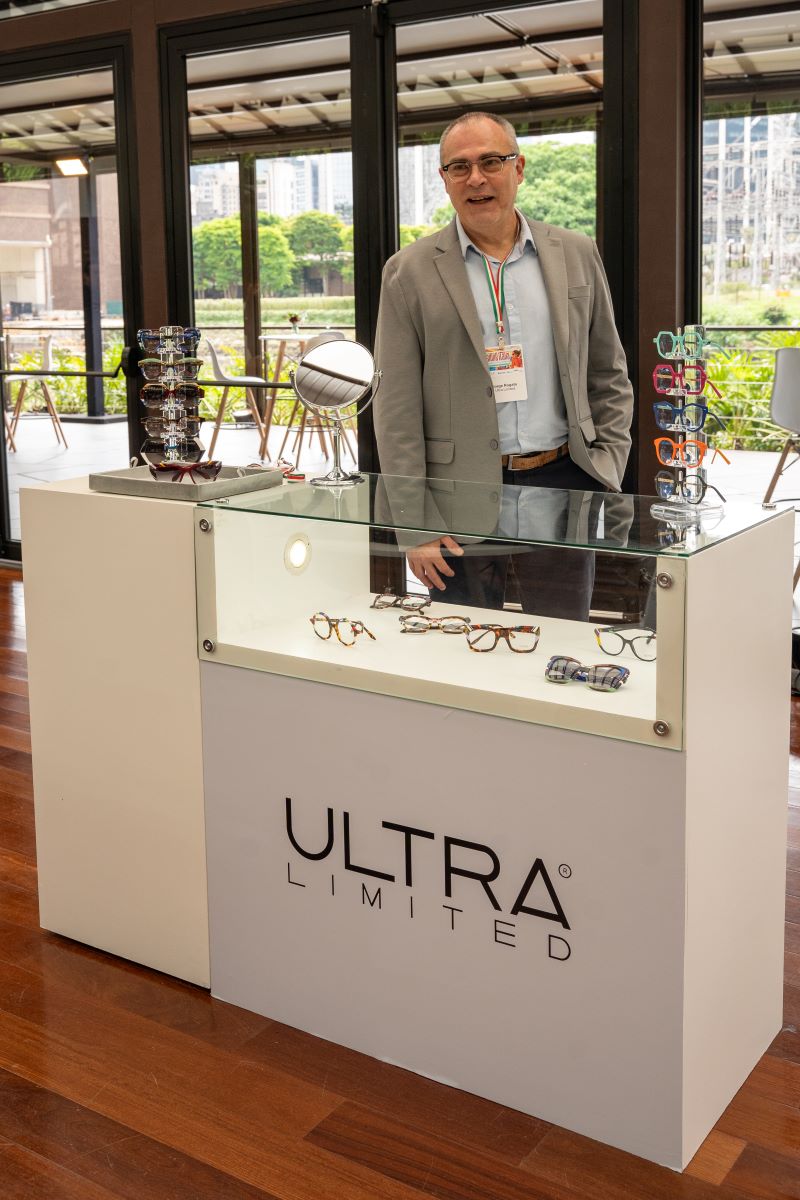 Expositor da empresa Ultra durante o Italian Eyewear Exhibition