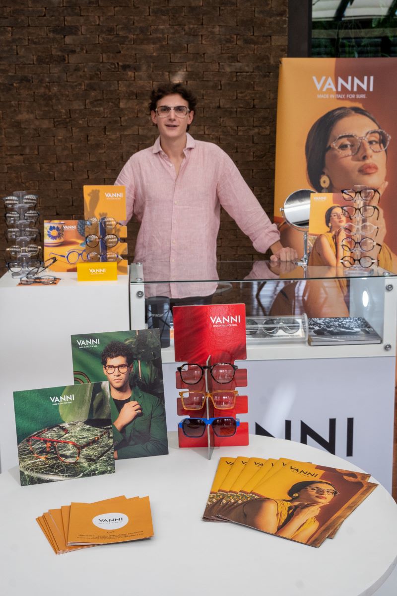 Expositor da empresa Vanni durante o Italian Eyewear Exhibition