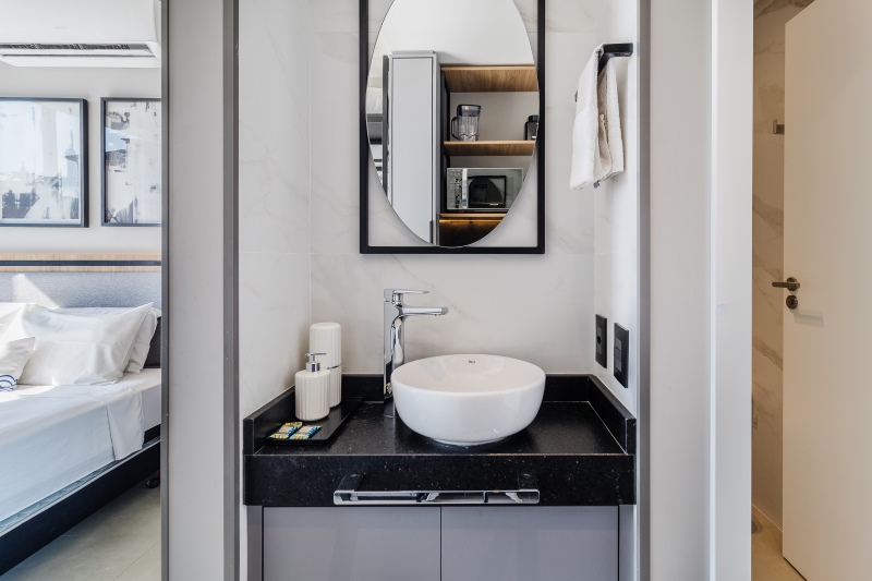 Detalhe do quarto e lavabo do Jurerê Spot com acabamento contemporâneo