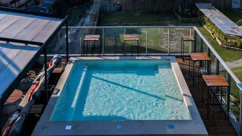 Vista aérea da piscina e área de lazer do Jurerê Spot