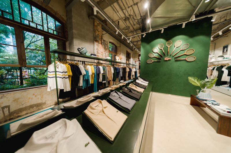 Visão geral da nova loja Lacoste na Mata Lab em São Paulo