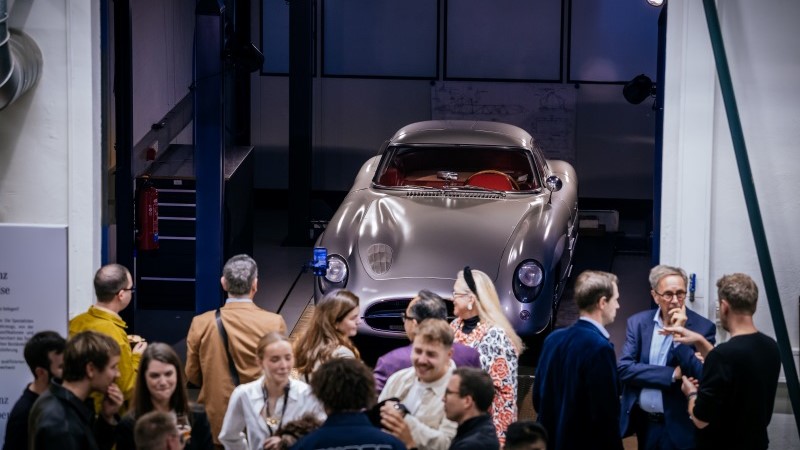 Automóvel clássico Mercedes-Benz com pintura especial exposto diante de convidados