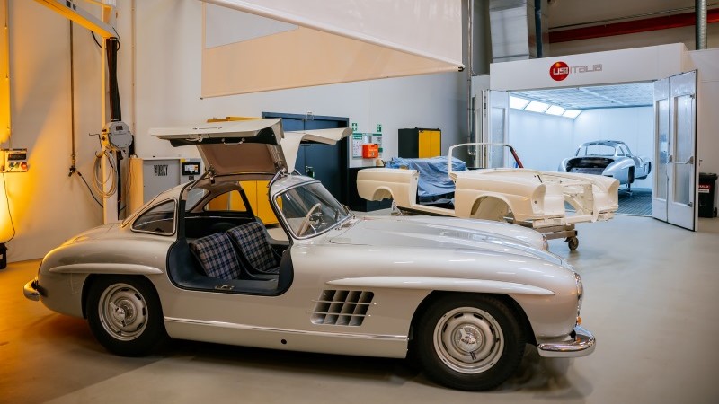 Automóvel clássico Mercedes-Benz já montado no piso do Classic Center