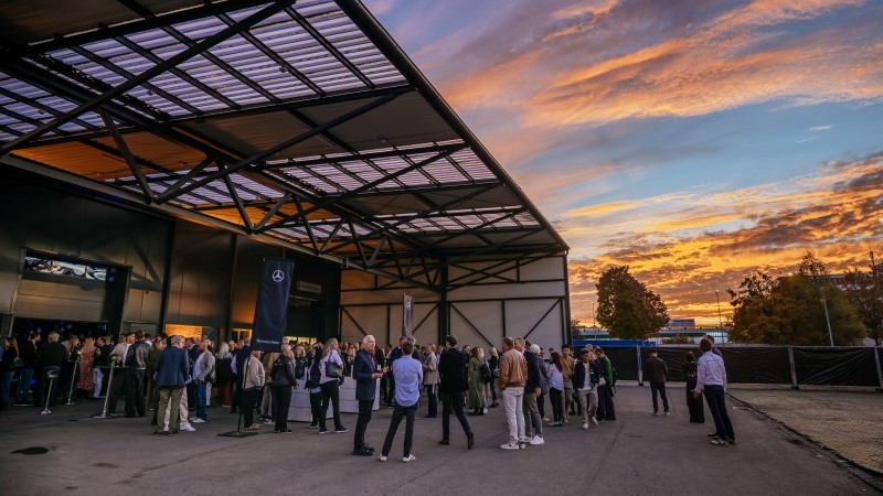 Convidados reunidos em frente à empresa em um espaço coberto