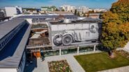 Vista aérea da fachada do Mercedes-Benz Classic Center em Fellbach, na Alemanha