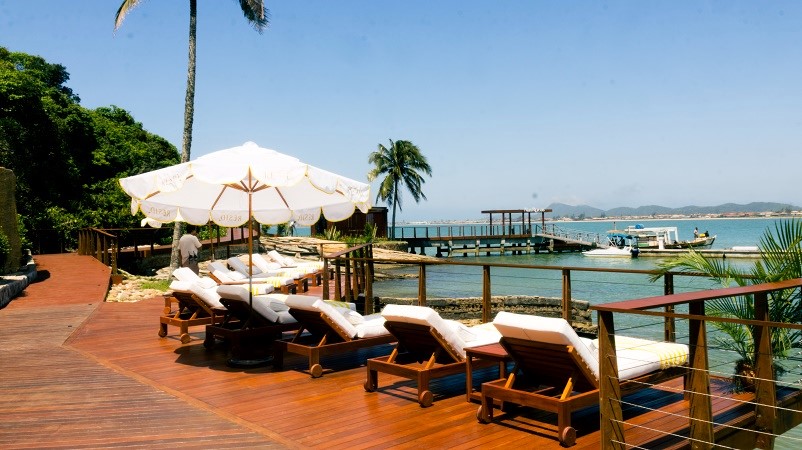 Vista do pier com diversas cadeiras para tomar sol junto ao mar