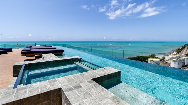 Rooftop do New Time com piscina e vista próxima ao mar
