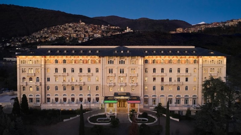 Fachada do Palazzo Fiuggi vista de cima durante a noite, na Itália