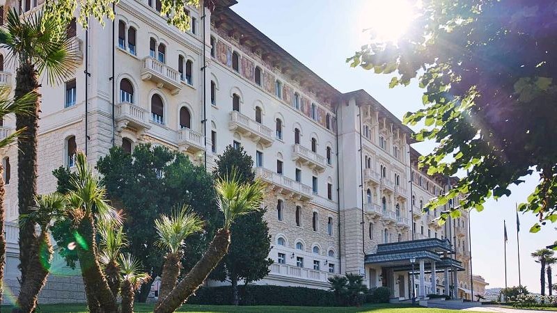 Fachada externa do Palazzo Fiuggi, hotel de luxo na região do Lácio, na Itália