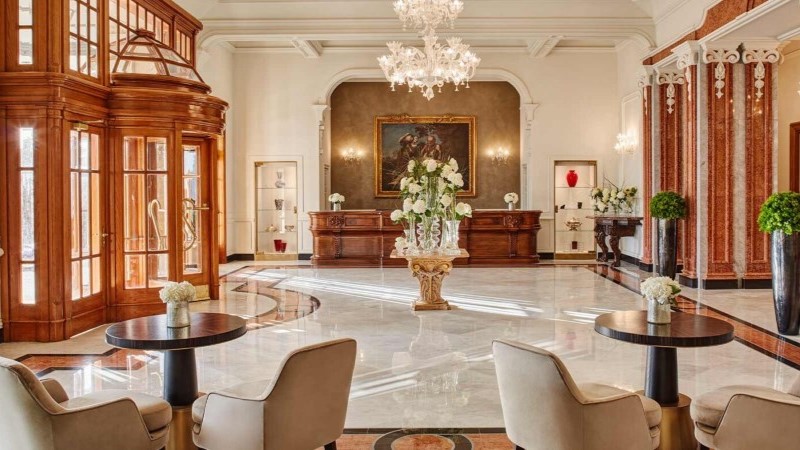 Hall de entrada do Palazzo Fiuggi com ambientação clássica