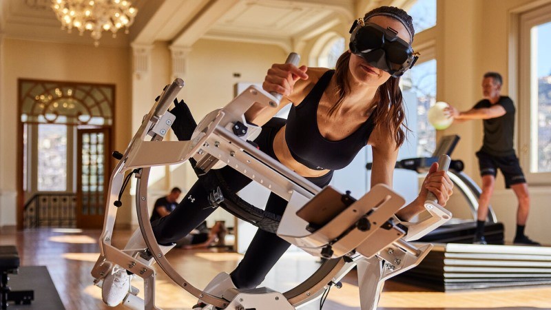 Mulher usando óculos de realidade virtual no equipamento ICAROS do Movement Lab do Palazzo Fiuggi