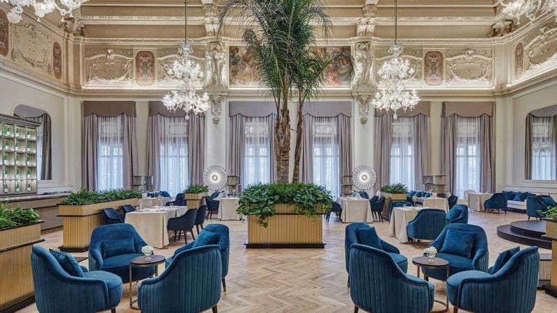 Sala 4 Continenti do Palazzo Fiuggi, com afrescos e lustres de Murano