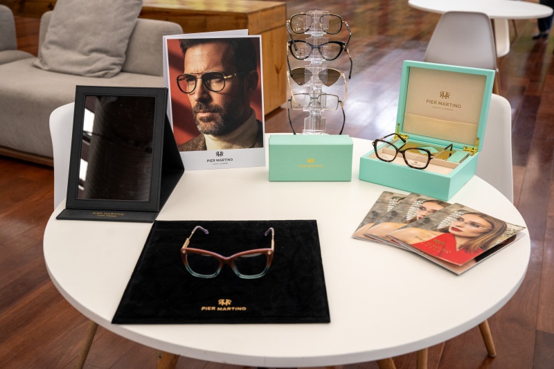 Óculos, catálogos e demonstradores da empresa Pier Martino apresentados no Italian Eyewear Exhibition