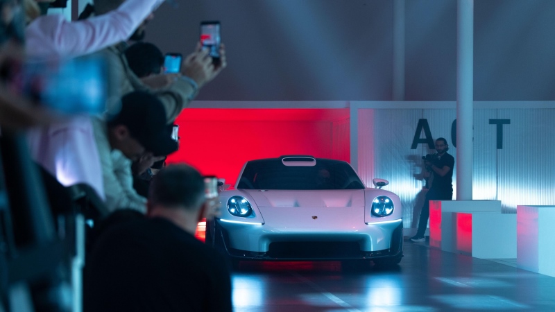 Porsche Mission S visto de frente a certa distância, com pessoas reunidas ao redor