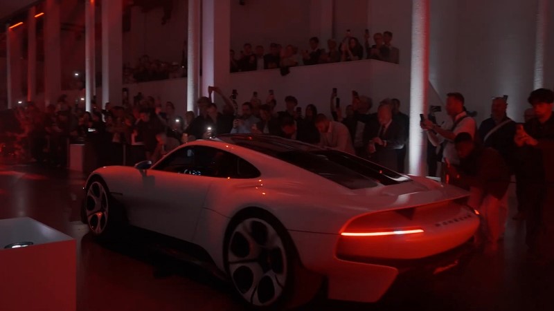 Porsche Mission S visto do lado esquerdo, em ângulo, com repórteres e outras pessoas ao lado