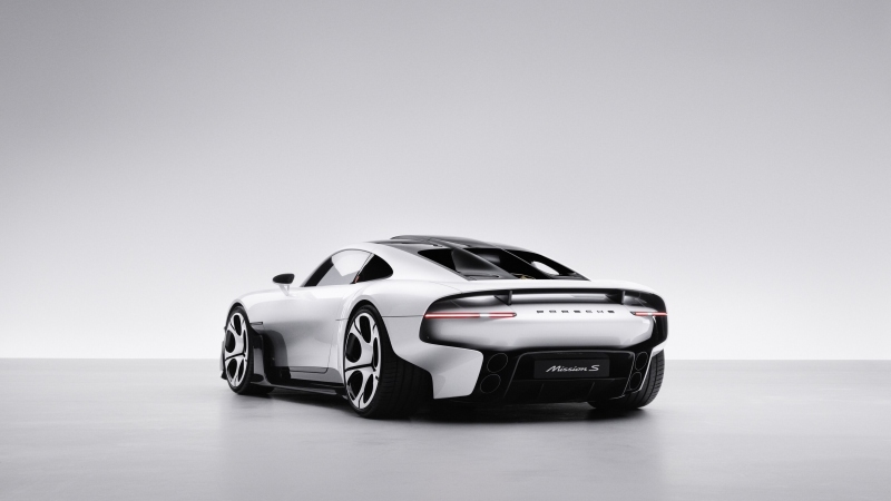 Porsche Mission S visto de trás em ângulo, com a lateral esquerda visível