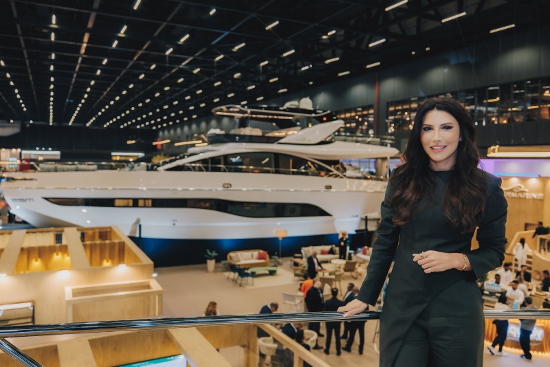 Roberta Ramalho diante da Intermarine 25M no São Paulo Boat Show