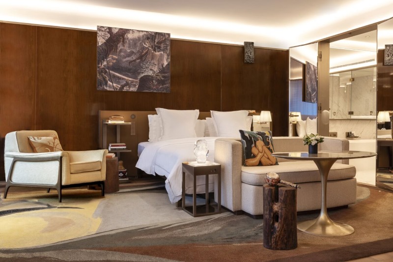 Suíte de luxo do Rosewood São Paulo com cama de casal e sofá