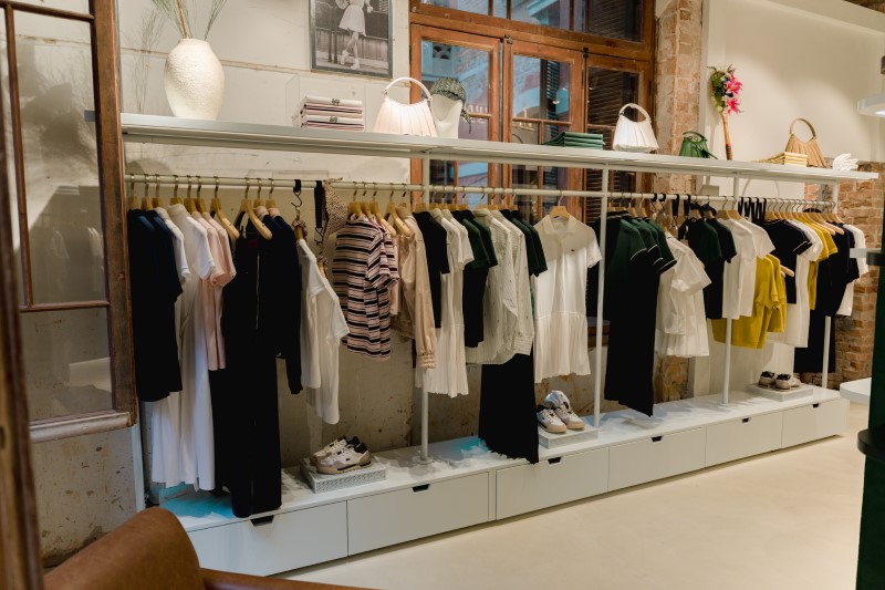 Roupas da Lacoste expostas em cabideiro na Mata Lab