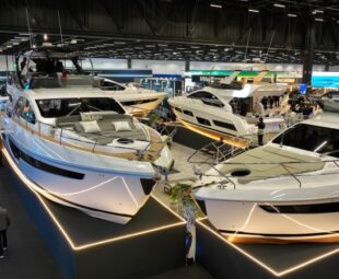 Vista aérea dos iates expostos no São Paulo Boat Show 2026