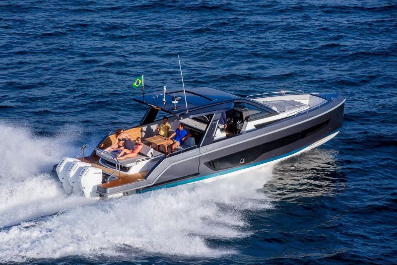 Schaefer V44 navegando no mar, visto de cima em ângulo pelo lado direito