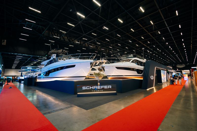 Iates expostos no estande da Schaefer Yachts no São Paulo Boat Show 2026