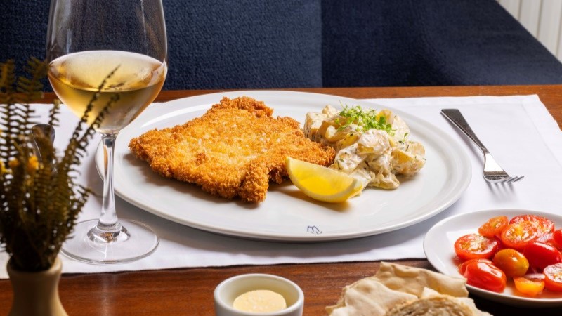 Schnitzel de filé suíno com salada de batata e tomates